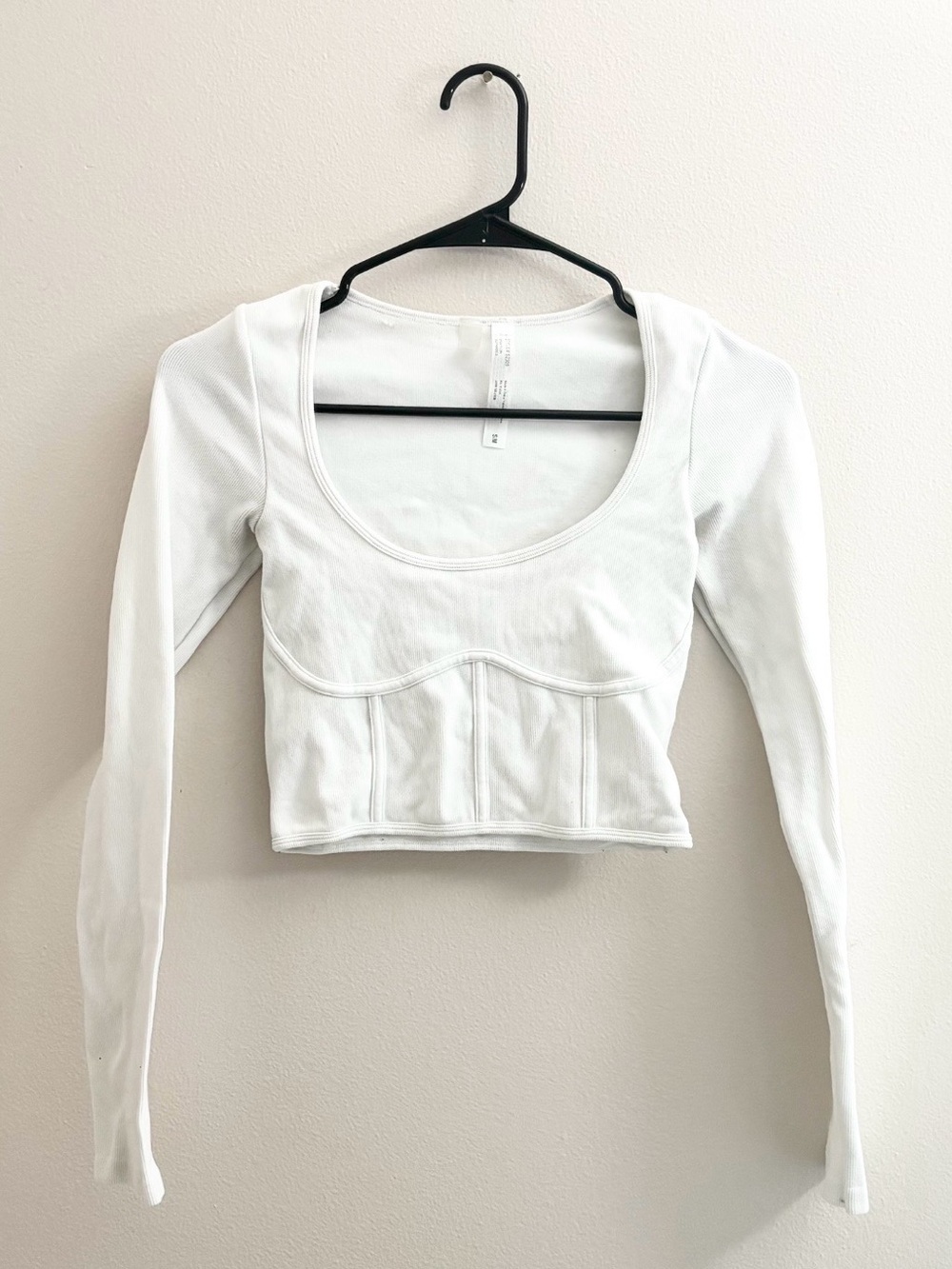 5/$15 🩷 ANWND White Long Sleeve Crop Top with Bust Seam Detailing